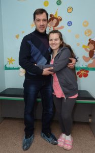 «Мы с женой очень благодарны врачам, которые помогли нам с Надей стать счастливыми родителями», — говорит Вячеслав. Фото Сергея ТУШИНСКОГО, «ФАКТЫ»